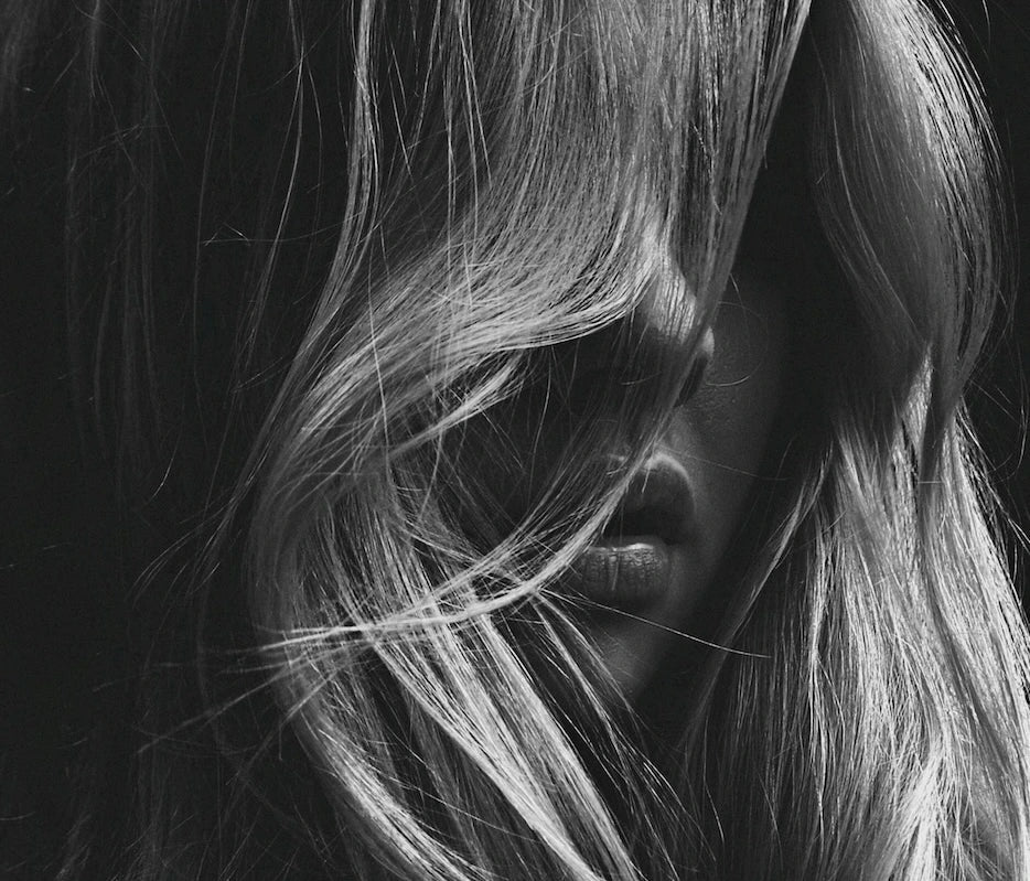 How to Reduce Hair Frizz in 2026: Causes, Solutions & Overnight Tips
